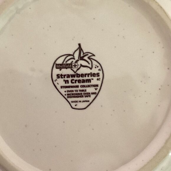 Sheffield Strawberries n Cream Stoneware Lidded Soup Bowl - Picture 4 of 10